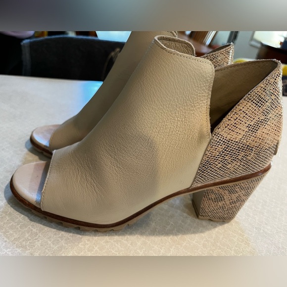 Sorel Nadia Booties. Crème with snakeskin ankle accent - Picture 6 of 6